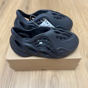 Black yeezy kids Foam runners